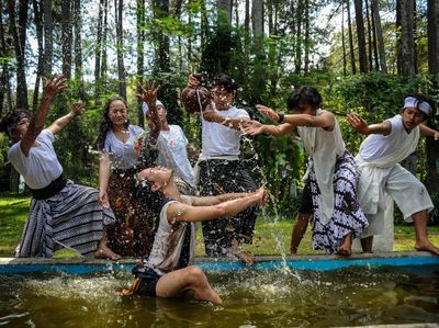 7 Jam Menari Tanpa Henti Demi Memperingati Hari Bumi