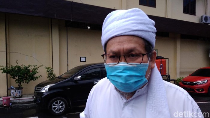 Ustaz Tengku Zul ikut datang ke Polrestabes Medan. Dia mengaku diminta mendamaikan kasus yang melibatkan FUI Sumut tersebut (Datuk Haris/detikcom)