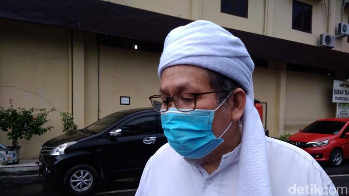 Ustaz Tengku Zul ikut datang ke Polrestabes Medan. Dia mengaku diminta mendamaikan kasus yang melibatkan FUI Sumut tersebut (Datuk Haris/detikcom)