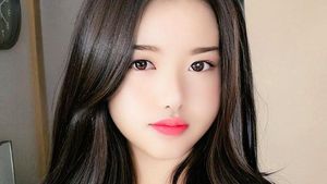 8 Foto Wanita Cantik yang Ternyata Adalah Pria Berusia 53 Tahun