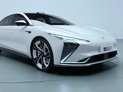 Mobil Listrik China Zhiji L7 Ini Bisa Dicas Tanpa Kabel