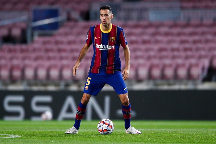 1283948492 BARCELONA, SPAIN - NOVEMBER 04: Sergio Busquets of FC Barcelona controls the ball during the UEFA Champions League Group G stage match between FC Barcelona and Dynamo Kyiv at Camp Nou on November 04, 2020 in Barcelona, Spain. (Photo by Eric Alonso/Getty Images)