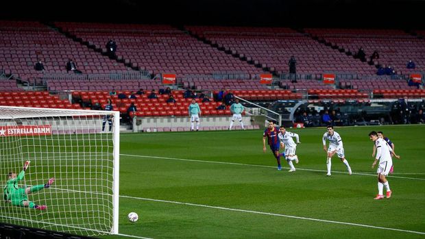 BARCELONA, SPAIN - APRIL 22: Enes Uenal of Getafe CF scores their team's second goal from a penalty during the La Liga Santander match between FC Barcelona and Getafe CF at Camp Nou on April 22, 2021 in Barcelona, Spain. Sporting stadiums around Spain remain under strict restrictions due to the Coronavirus Pandemic as Government social distancing laws prohibit fans inside venues resulting in games being played behind closed doors.  (Photo by Eric Alonso/Getty Images)