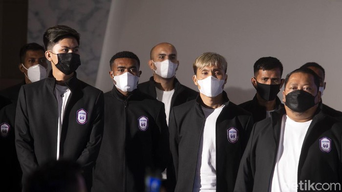 Rans Cilegon FC kenalkan para pemain yang bergabung dalam klub itu. Ada sejumlah nama pemain bola tersohor di antaranya Christian Gonzales hingga Hamka Hamzah.