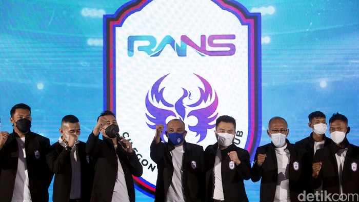 Rans Cilegon FC kenalkan para pemain yang bergabung dalam klub itu. Ada sejumlah nama pemain bola tersohor di antaranya Christian Gonzales hingga Hamka Hamzah.