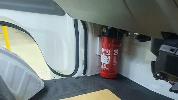 Alat Pemadam Api Ringan (APAR) di Suzuki Carry.