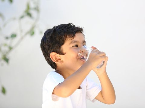 Anak minum