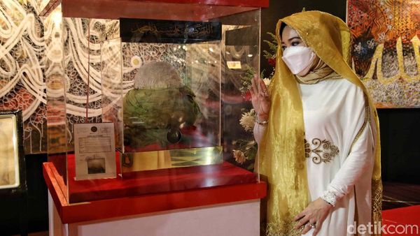 Antusias Pengunjung Melihat Artefak Nabi Muhammad