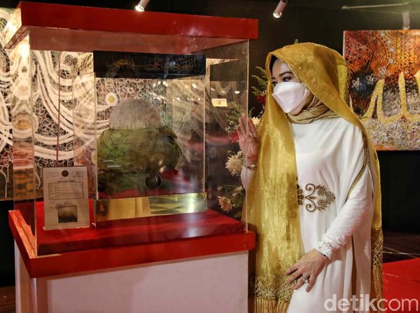 Antusias Pengunjung Melihat Artefak Nabi Muhammad