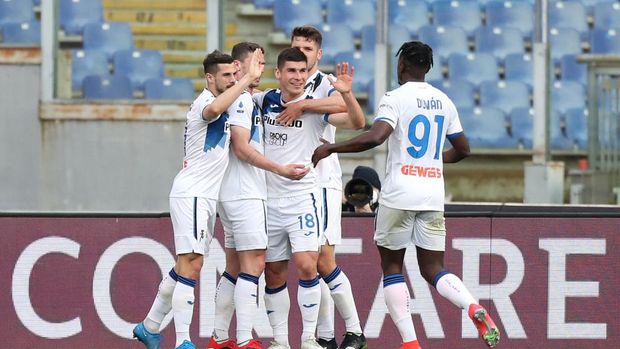 ROME, ITALY - APRIL 22: Ruslan Malinovskyi of Atalanta B.C. celebrates after scoring their sides first goal with team mates Berat Djimsiti and Duvan Zapata during the Serie A match between AS Roma and Atalanta BC at Stadio Olimpico on April 22, 2021 in Rome, Italy. Sporting stadiums around Italy remain under strict restrictions due to the Coronavirus Pandemic as Government social distancing laws prohibit fans inside venues resulting in games being played behind closed doors.  (Photo by Paolo Bruno/Getty Images)