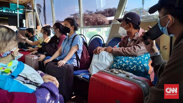 Calon penumpang di bandara Soekarno-Hatta jelang pelarangan mudik, Jumat (23/4). CNN Indonesia/Yulia Adiningsih