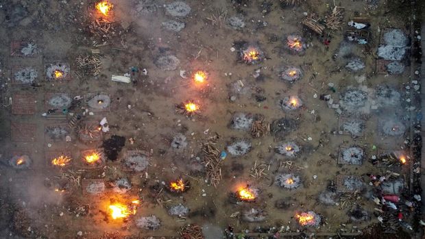 A mass cremation of victims who died due to the coronavirus disease (COVID-19), is seen at a crematorium ground in New Delhi, India, April 22, 2021. Picture taken with a drone. REUTERS/Danish Siddiqui