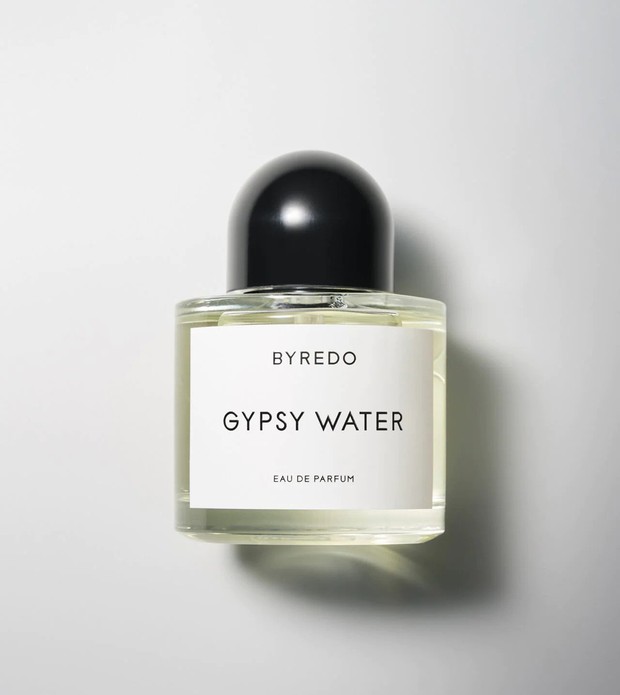 Gypsy Water menjadi salah satu parfum dari Byredo yang paling populer, karena aroma citrusnya yang tajam melebur menjadi woody powdery vanilla.