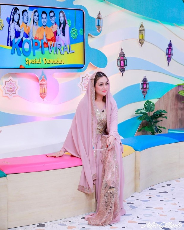 Celine Evangelista/instagram.com/celine_evangelista Celine Evangelista memesona dalam set kaftan dan kerudung/instagram.com/celine_evangelista