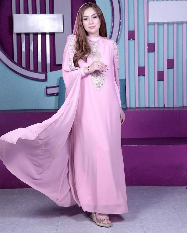Celine Evangelista/instagram.com/celine_evangelista Celine Evangelista dengan kaftan pink beraksen payet/instagram.com/celine_evangelista