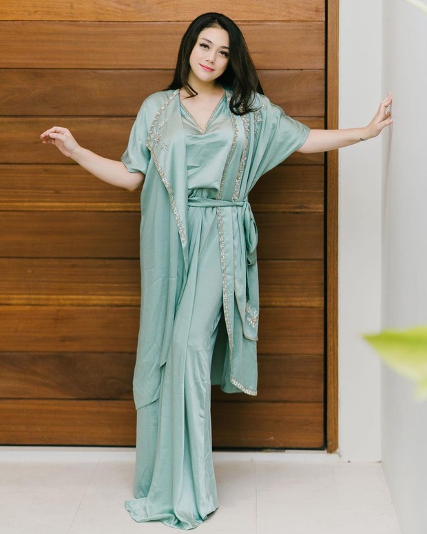 Celine Evangelista/instagram.com/celine_evangelista Celine Evangelista stunning dengan kaftan mode layering/instagram.com/celine_evangelista