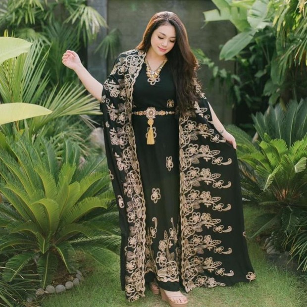 Celine Evangelista/instagram.com/celine_evangelista Celine Evangelista tampil elegan dengan kaftan hitam bermotif/instagram.com/celine_evangelista