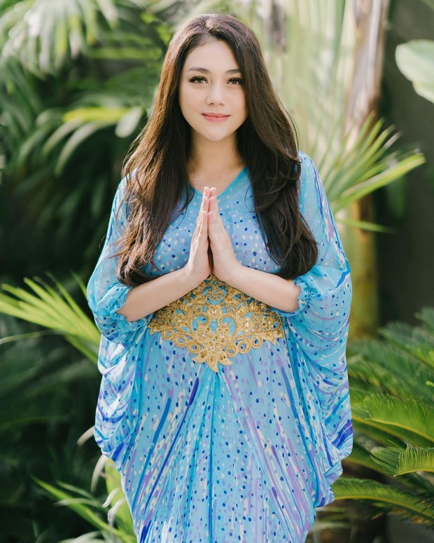 Celine Evangelista/instagram.com/celine_evangelista Celine Evangelista tampil lebih ceria dengan kaftan biru motif polkadot/instagram.com/celine_evangelista