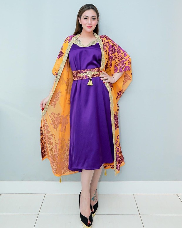 Celine Evangelista/instagram.com/celine_evangelista Celine Evangelista tampil cantik dalam balutan kaftan ungu/instagram.com/celine_evangelista
