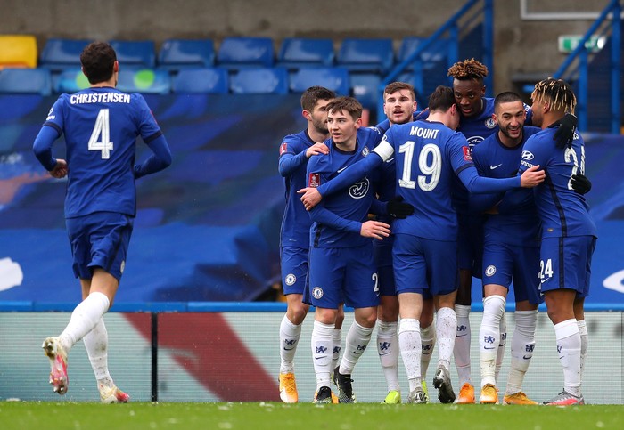 LONDON, ENGLAND - JANUARY 24: Tammy Abraham of Chelsea celebrates after scoring their sides first goal with team mates (L-R) Christian Pulisic, Billy Gilmour, Timo Werner, Mason Mount, Hakim Ziyech and Reece James during The Emirates FA Cup Fourth Round match between Chelsea and Luton Town at Stamford Bridge on January 24, 2021 in London, England. Sporting stadiums around the UK remain under strict restrictions due to the Coronavirus Pandemic as Government social distancing laws prohibit fans inside venues resulting in games being played behind closed doors. (Photo by Catherine Ivill/Getty Images)