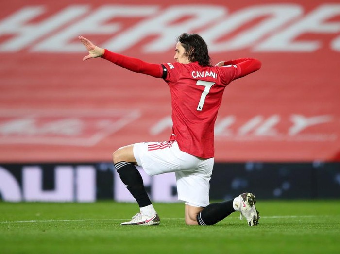 MANCHESTER, ENGLAND - FEBRUARY 06:  Edinson Cavani of Manchester United celebrates after scoring their teams first goal during the Premier League match between Manchester United and Everton at Old Trafford on February 06, 2021 in Manchester, England. Sporting stadiums around the UK remain under strict restrictions due to the Coronavirus Pandemic as Government social distancing laws prohibit fans inside venues resulting in games being played behind closed doors. (Photo by Alex Pantling/Getty Images)