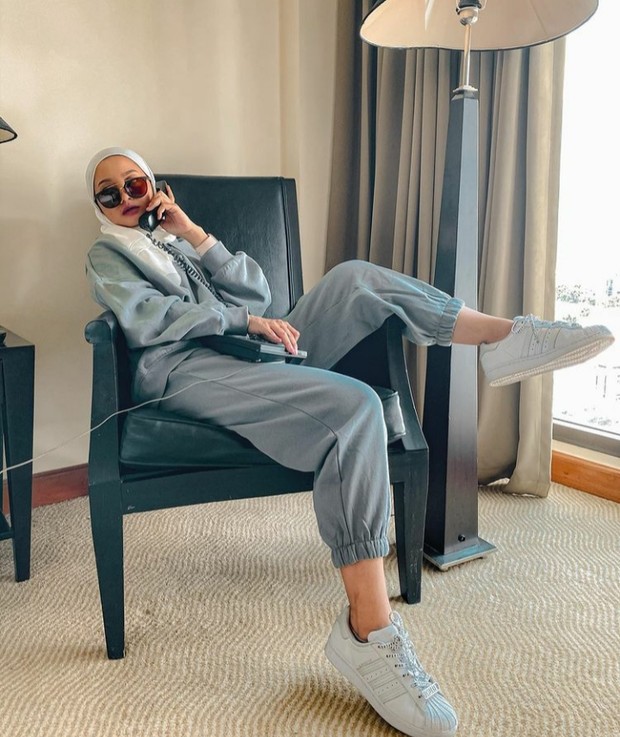 Gaya Awet Muda Linda Kayhz Meskipun Sudah Memiliki Empat Anak