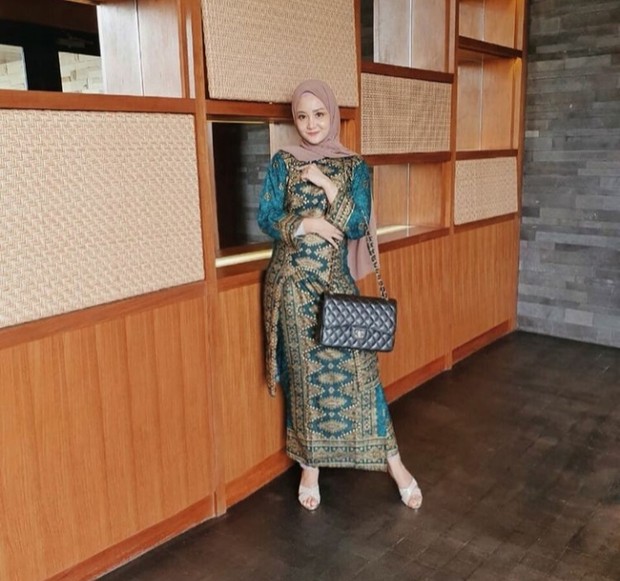 Gaya Awet Muda Linda Kayhz Meskipun Sudah Memiliki Empat Anak