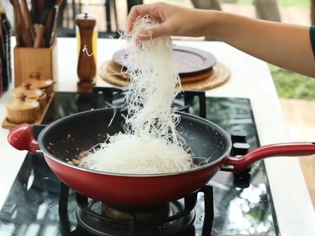 Foto: Reep Bihun Goreng/twitter.com/hermawan_devina Resep Bihun Goreng Ala Chef Devina Hermawan