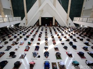 Potret Penerapan Prokes Ketat di Masjid Hasyim Asyari