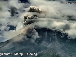 Gunung Merapi Erupsi Muntahkan Awan Panas Sejauh 2 Km Siang Ini