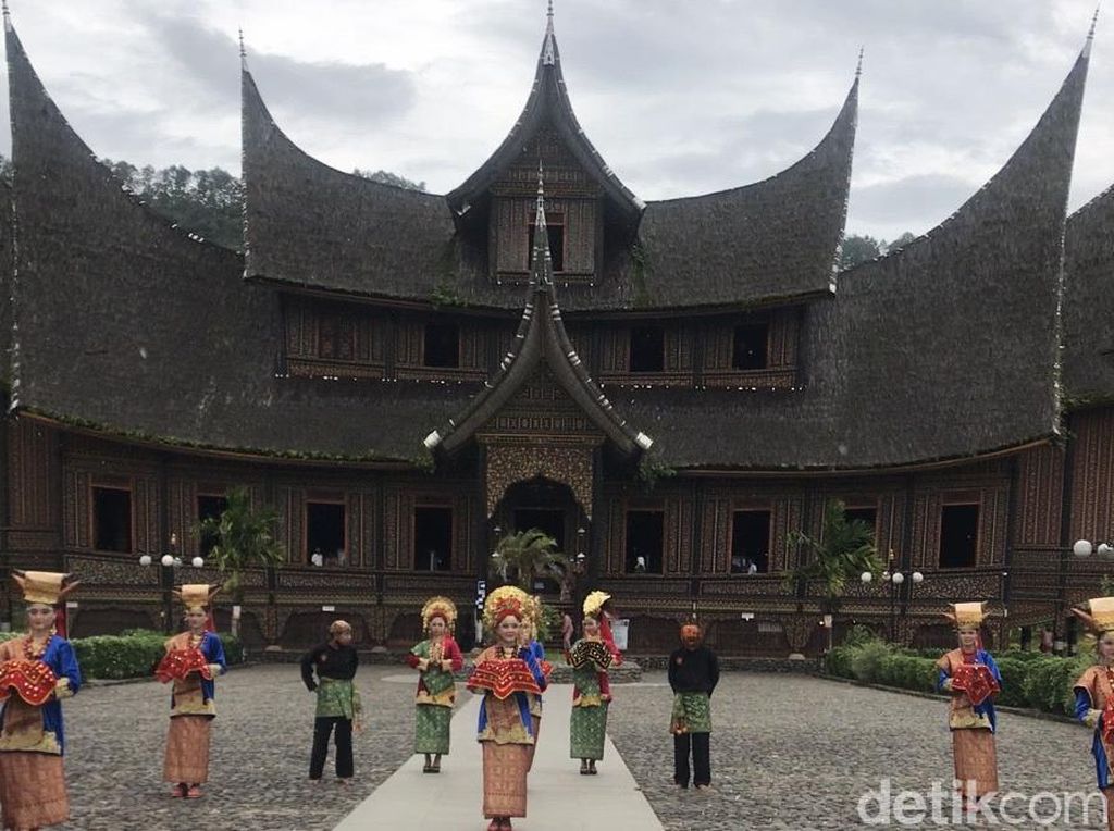 Sandiaga Minta 19 Kabupaten Kota Sumbar Miliki Ikon Masing-masing Sandiaga Minta 19 Kabupaten Kota Sumbar Miliki Ikon Masing-masing