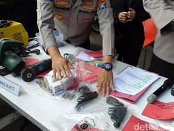 Penampakan Barbuk Jaringan Penjual Senpi Ilegal di Malang