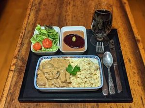 Saking Kangennya Naik Pesawat, Pria ini Masak Makanan Pesawat di Rumah