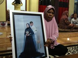 Keluarga Awak KRI Nanggala Menanti Berita Keluarga Awak KRI Nanggala Menanti Berita