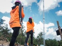 Kiprah Dua Srikandi PLN Ikut Bangun Tower Listrik Darurat di NTT