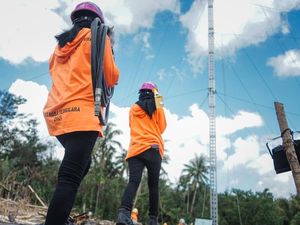 Kiprah Dua Srikandi PLN Ikut Bangun Tower Listrik Darurat di NTT Kiprah Dua Srikandi PLN Ikut Bangun Tower Listrik Darurat di NTT