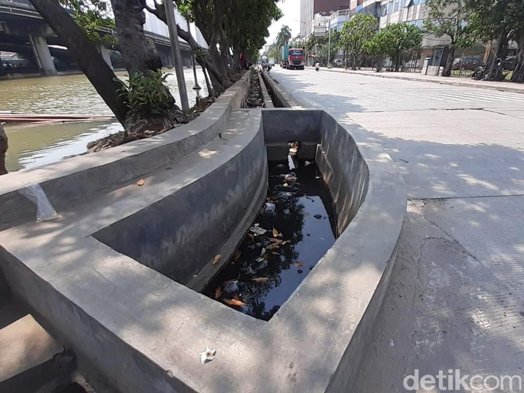 Pembangunan Kolam-Drainase Cegah Banjir Jl Martadinata Masuki Tahap Akhir Pembangunan Kolam-Drainase Cegah Banjir Jl Martadinata Masuki Tahap Akhir