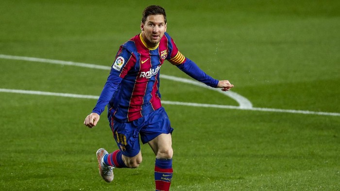 Barcelonas Lionel Messi celebrates after scoring the opening goal during the Spanish La Liga soccer match between FC Barcelona and Getafe at the Camp Nou stadium in Barcelona, Spain, Thursday, April 22, 2021. (AP Photo/Joan Monfort)
