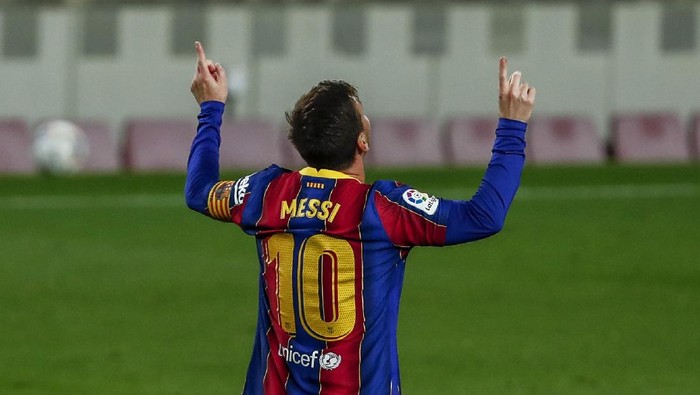 Barcelonas Lionel Messi celebrates after scoring the opening goal during the Spanish La Liga soccer match between FC Barcelona and Getafe at the Camp Nou stadium in Barcelona, Spain, Thursday, April 22, 2021. (AP Photo/Joan Monfort)