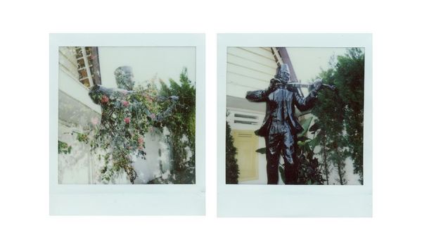 Memotret Sisi Lain Kota Pahlawan Lewat Kamera Instan