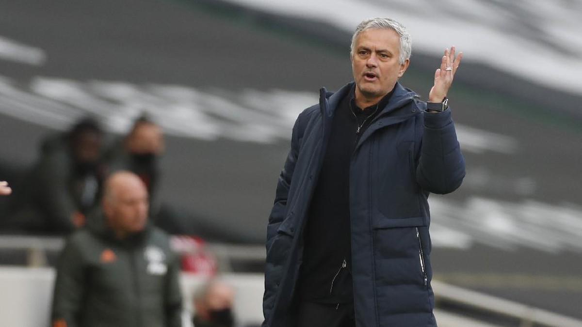 Jose Mourinho dikabarkan mengomeli pemain-pemain Tottenham usai dipecat. (Foto: AP/Matthew Childs)