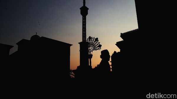 Ngabuburit Sambil Berburu Matahari Terbenam di Jakarta Islamic Center