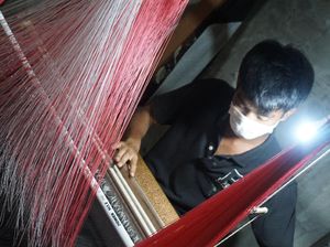 Kunjungi Sentra Songket Pandai Sikek, Sandiaga: Jangan Ditawar Ya!