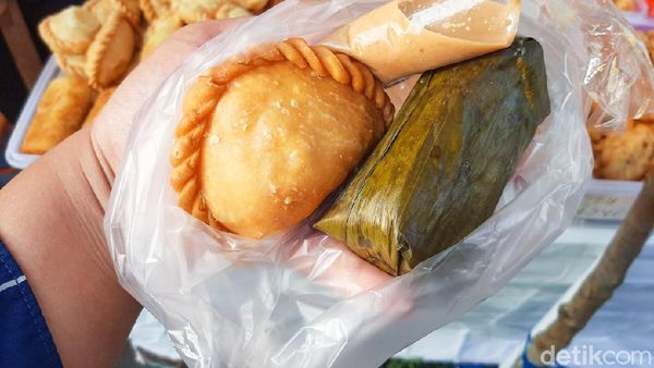 Jajan Es Buah dan Pastel Isi Bihun di Pasar Takjil Benhil