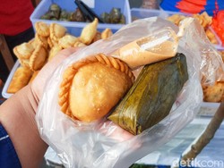 Hujan Tak Surutkan Antusias Warga Berburu Takjil di Pasar Benhil