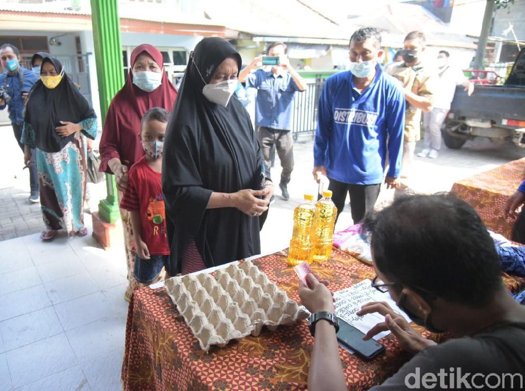 Warga Surabaya Bisa Beli Sembako Murah Saat Ada Operasi Pasar Warga Surabaya Bisa Beli Sembako Murah Saat Ada Operasi Pasar