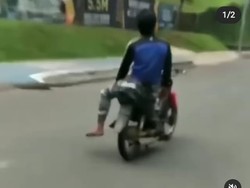 Viral, Pemotor Santuy Lepas Tangan-Bersila Saat Berkendara di Bintaro