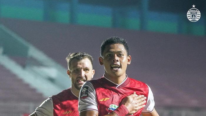 Pemain Persija Jakarta, Taufik Hidayat, melakukan perayaan gol usai menjebol gawang Persib Bandung di Piala Menpora 2021.
