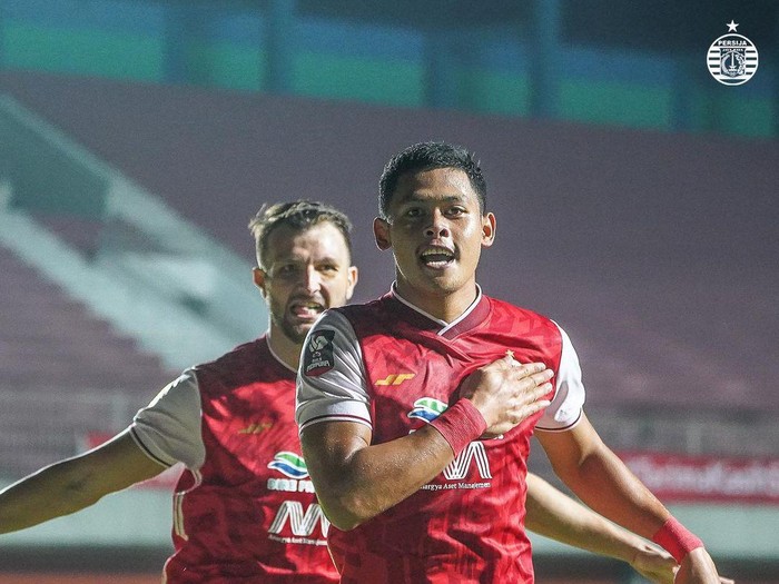 Pemain Persija Jakarta, Taufik Hidayat, melakukan perayaan gol usai menjebol gawang Persib Bandung di Piala Menpora 2021.