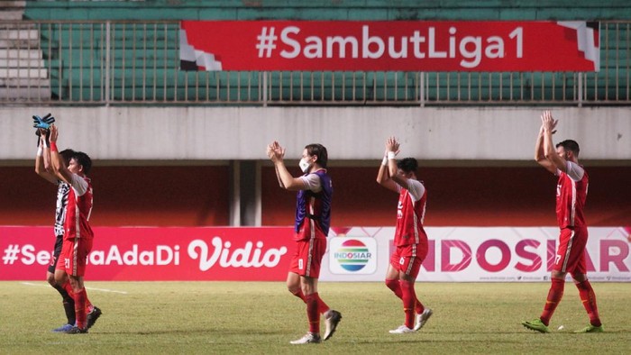 Pesepak bola Persija Jakarta melakukan selebrasi seusai mengalahkan Persib Bandung saat pertandingan Final Pertama Piala Menpora 2021 di Stadion Maguwoharjo, Sleman, Yogyakarta, Kamis (22/4/2021). Persija berhasil mengalahkan Persib dengan skor 2-0. ANTARA FOTO/Andreas Fitri Atmoko/aww.